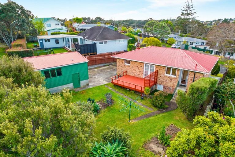 Photo of property in 43 Taupo Street, Green Bay, Auckland, 0604