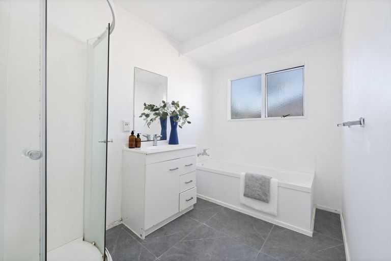 Photo of property in 28 Dallinghoe Crescent, Milford, Auckland, 0620