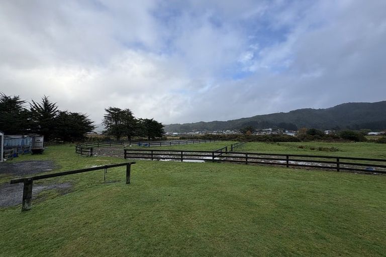 Photo of property in 112 Upper Fitzherbert Road, Wainuiomata, 5373