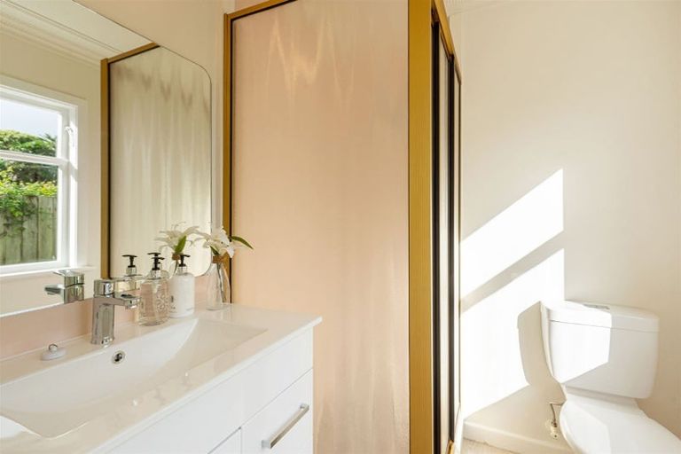 Photo of property in 1/516 Glenfield Road, Bayview, Auckland, 0629