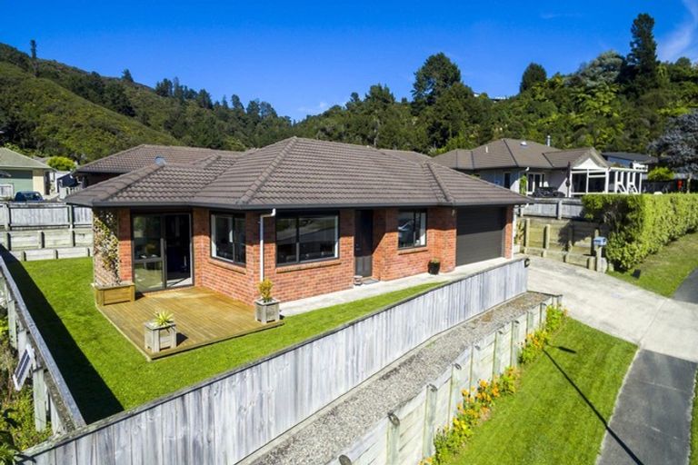 Photo of property in 50 King Charles Drive, Kingsley Heights, Upper Hutt, 5018