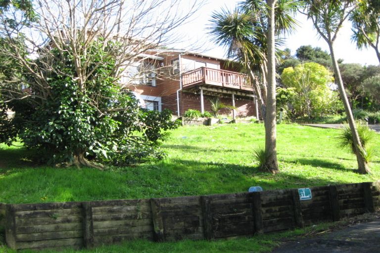 Photo of property in 42 Rauhuia Crescent, Parau, Auckland, 0604