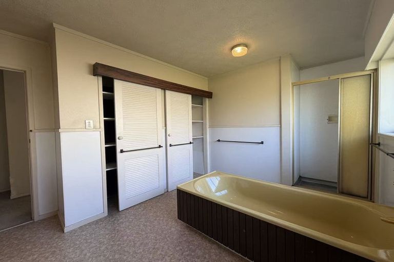 Photo of property in 73 Redoubt Road, Goodwood Heights, Auckland, 2105