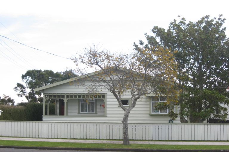 Photo of property in 1 Hoyle Place, New Plymouth, 4310