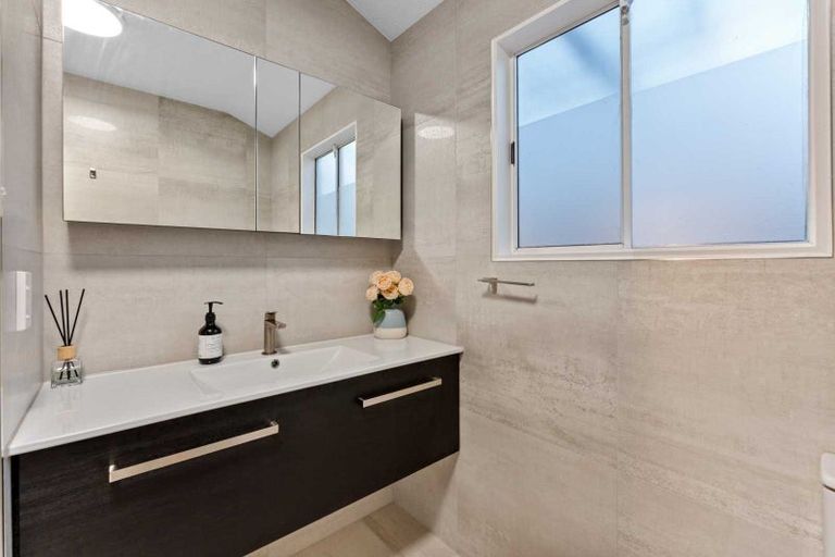 Photo of property in 5 Sispara Place, Beach Haven, Auckland, 0626