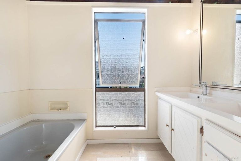 Photo of property in 22 Goodwood Drive, Goodwood Heights, Auckland, 2105