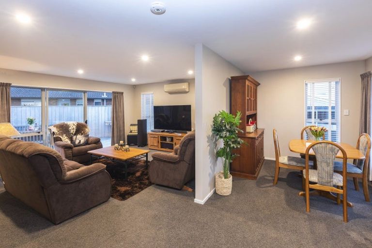 Photo of property in 28 Denniston Crescent, Redwood, Christchurch, 8051