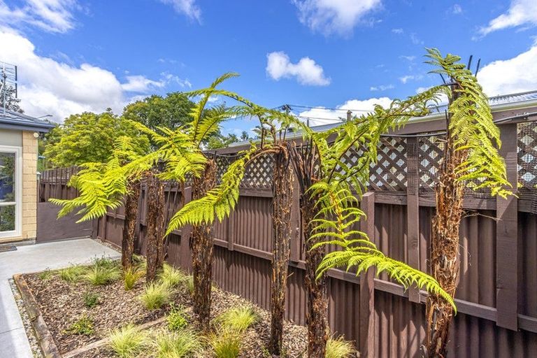 Photo of property in 137 Centaurus Road, Saint Martins, Christchurch, 8022