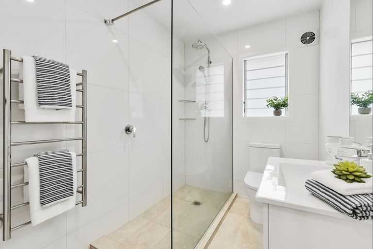 Photo of property in 1/11 Stratford Avenue, Milford, Auckland, 0620