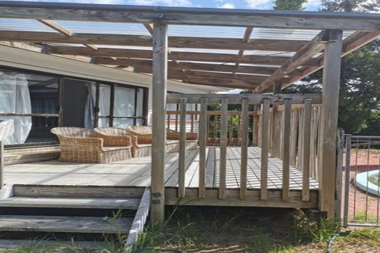 Photo of property in 5 Yeovil Road, Te Atatu Peninsula, Auckland, 0610