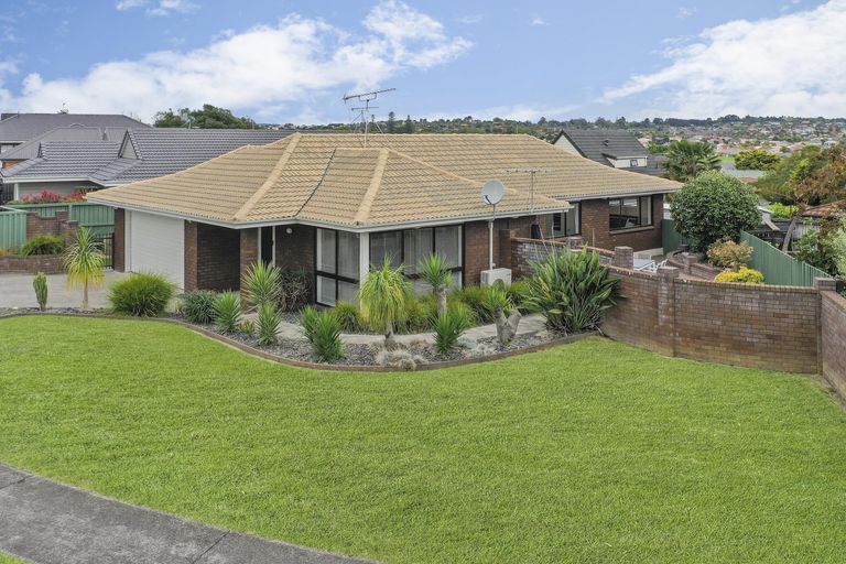Photo of property in 2/10 Pinewood Grove, Botany Downs, Auckland, 2010