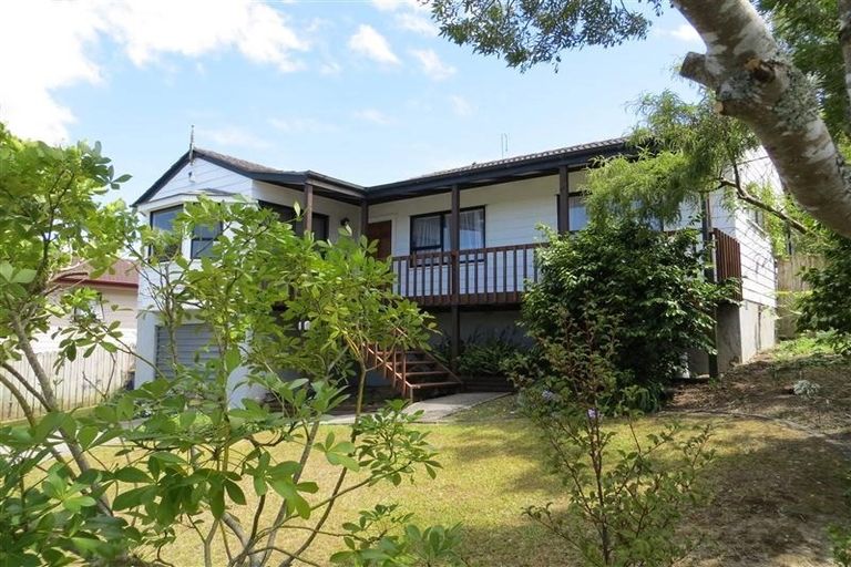 Photo of property in 8 Leiden Place, Totara Vale, Auckland, 0629