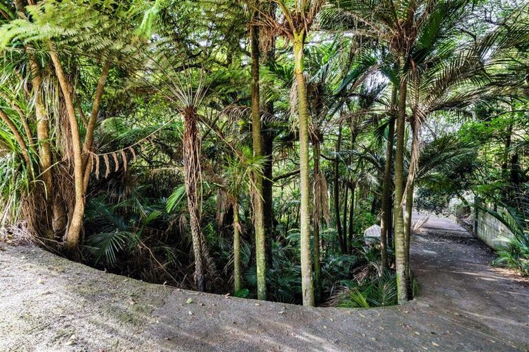 Photo of property in 323 Glenfield Road, Glenfield, Auckland, 0629