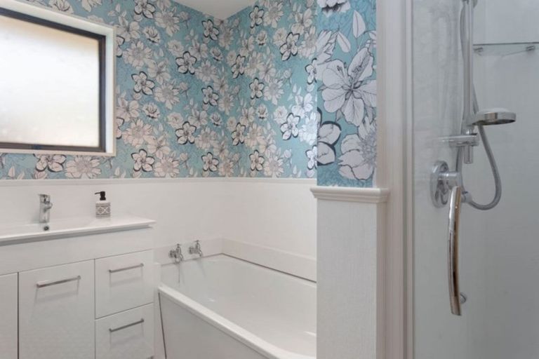 Photo of property in 2/52a Chipping Lane, Redwood, Christchurch, 8051