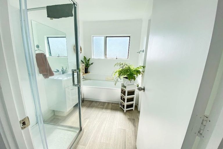 Photo of property in 1/307a Wairau Road, Totara Vale, Auckland, 0627