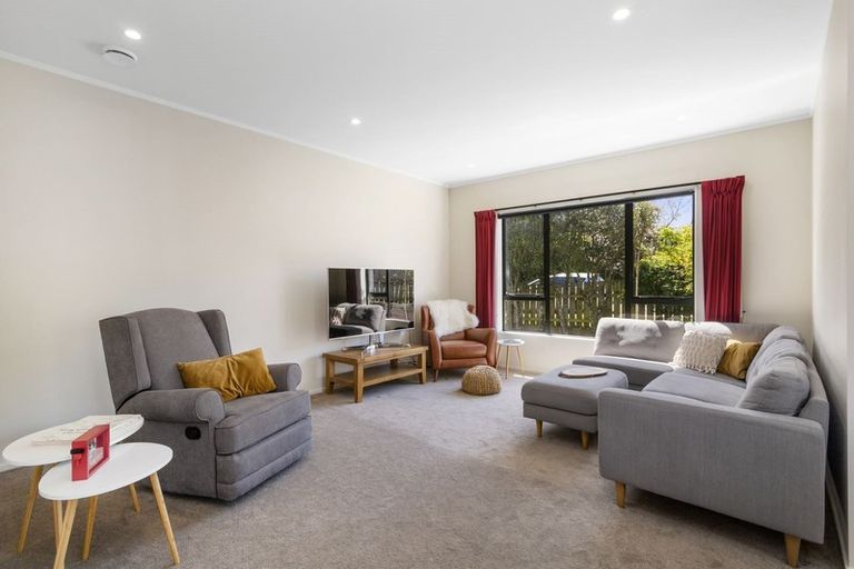 Photo of property in 5 Ranui Terrace, Tawa, Wellington, 5028