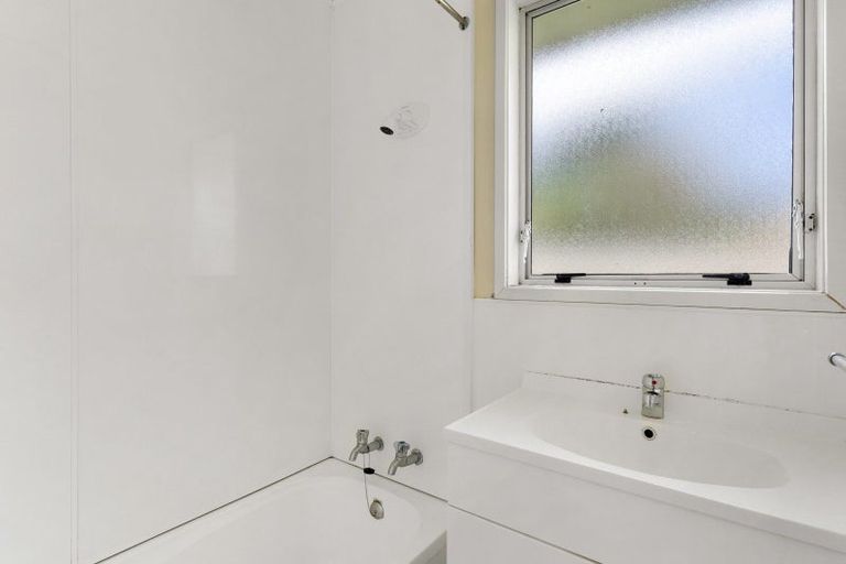 Photo of property in 52 Coburg Street, Henderson, Auckland, 0612