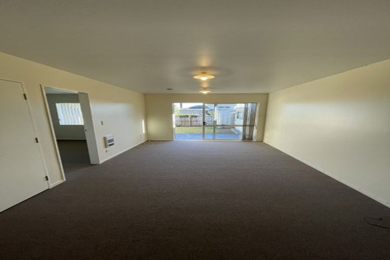 Photo of property in 1/242 Great North Road, Henderson, Auckland, 0612