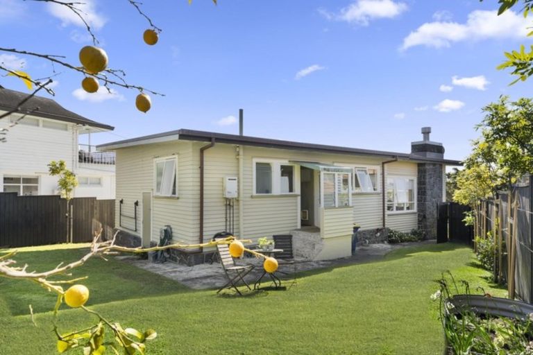 Photo of property in 79 Stanley Point Road, Stanley Point, Auckland, 0624