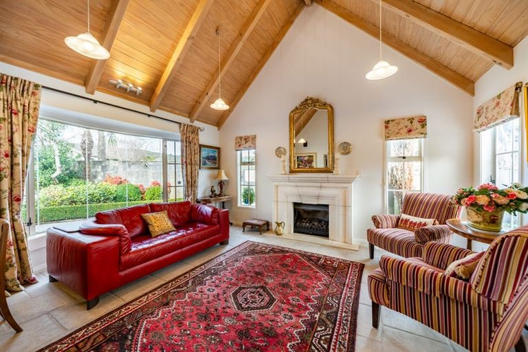 Photo of property in 1 Oakmont, Heretaunga, Upper Hutt, 5018