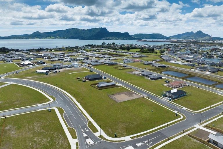 Photo of property in 24 Te Piriti Road, One Tree Point, 0118