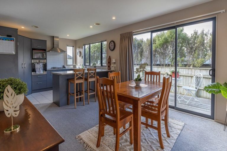 Photo of property in 5 Kaweka Close, Aotea, Porirua, 5024