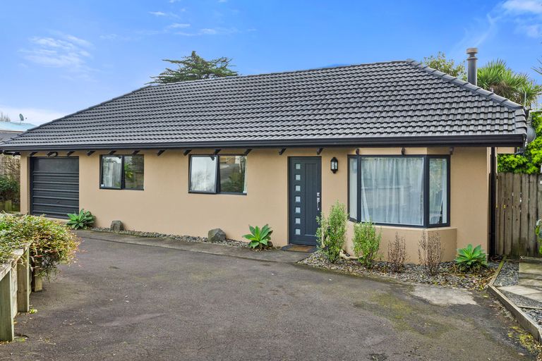 Photo of property in 20 Collingwood Road, Waiuku, 2123
