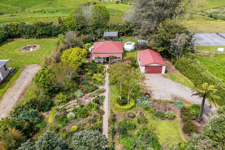 Photo of property in 840 Pukearuhe Road, Waiiti, Urenui, 4377