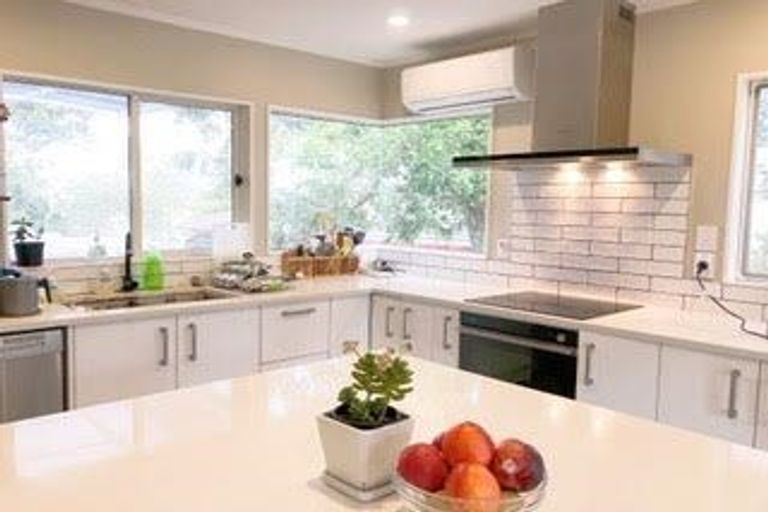 Photo of property in 121 West Harbour Drive, West Harbour, Auckland, 0618