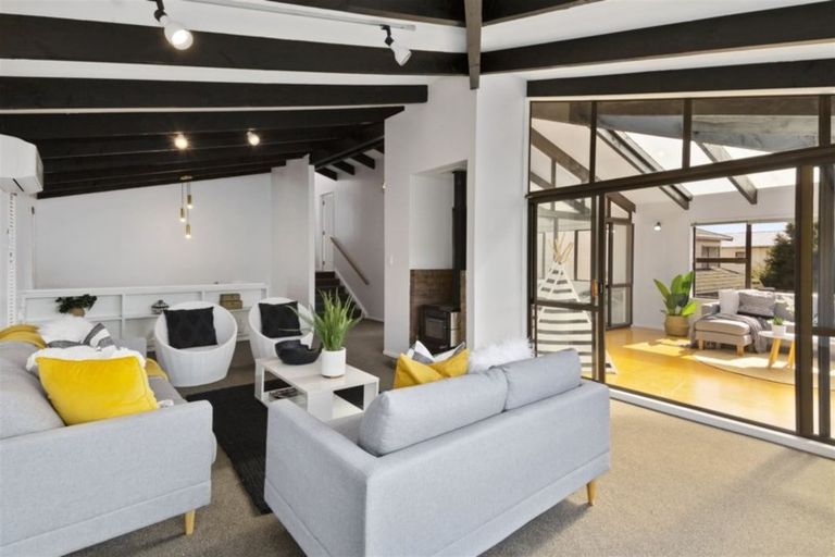 Photo of property in 25 Exploration Way, Whitby, Porirua, 5024