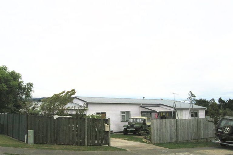 Photo of property in 12 Aniseed Grove, Timberlea, Upper Hutt, 5018