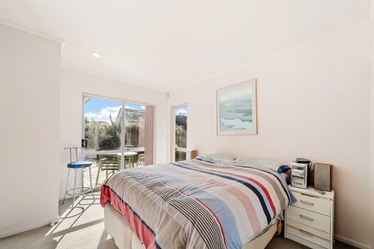 Photo of property in 32 Heversham Place, Glendene, Auckland, 0602