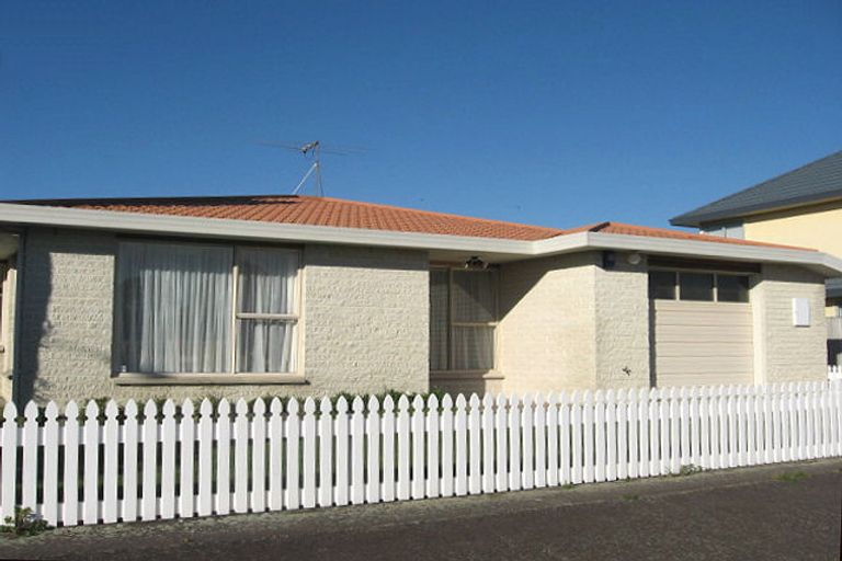 Photo of property in 17 Moore Street, West End, Palmerston North, 4412