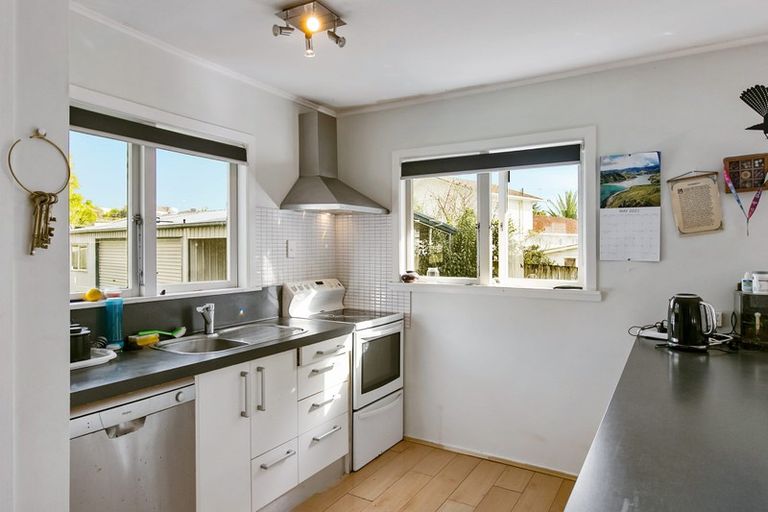 Photo of property in 59 Divich Avenue, Te Atatu South, Auckland, 0610