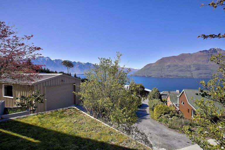 Photo of property in 92 Wynyard Crescent, Fernhill, Queenstown, 9300