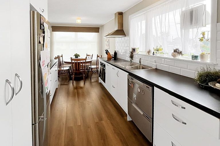 Photo of property in 1 Firth Place, Awapuni, Palmerston North, 4412