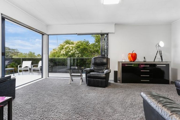 Photo of property in 30 Felgrove Street, Glendene, Auckland, 0602