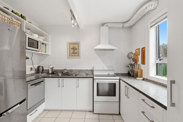 Photo of property in 116 Akaroa Drive, Maupuia, Wellington, 6022