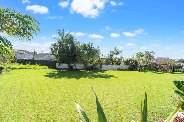 Photo of property in 2 Wakeling Avenue, Te Atatu South, Auckland, 0610