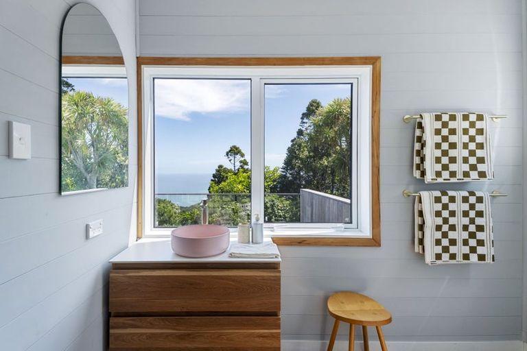 Photo of property in 41 Te Ahuahu Road, Piha, New Lynn, 0772