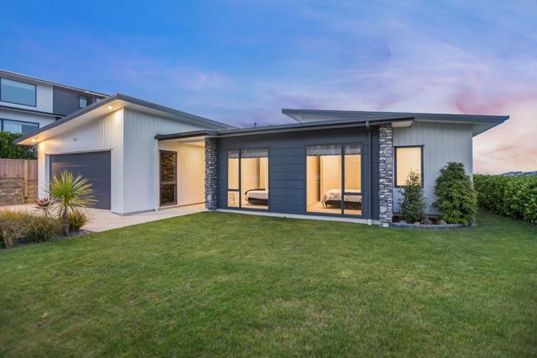Photo of property in 20 Waitaria Terrace, Aotea, Porirua, 5024