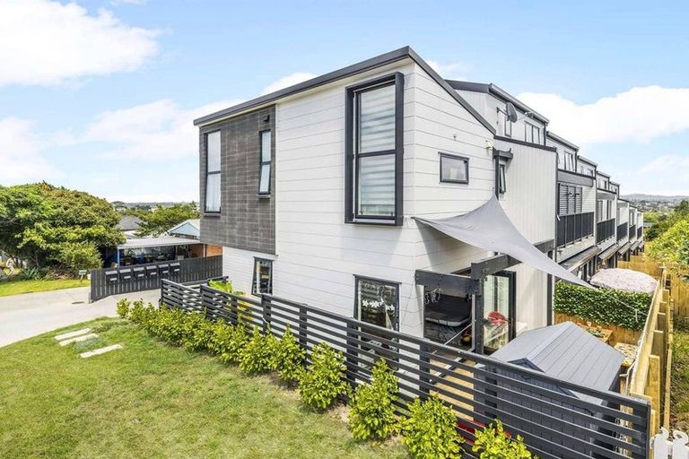 Photo of property in 1/11 Lewis Road, Pakuranga, Auckland, 2010