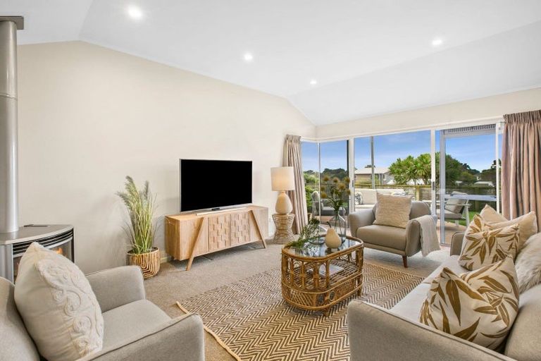 Photo of property in 11 Chatswood Grove, Fitzroy, New Plymouth, 4312