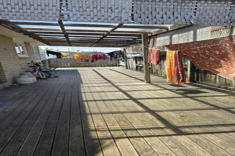 Photo of property in 4 Binsted Road, New Lynn, Auckland, 0600