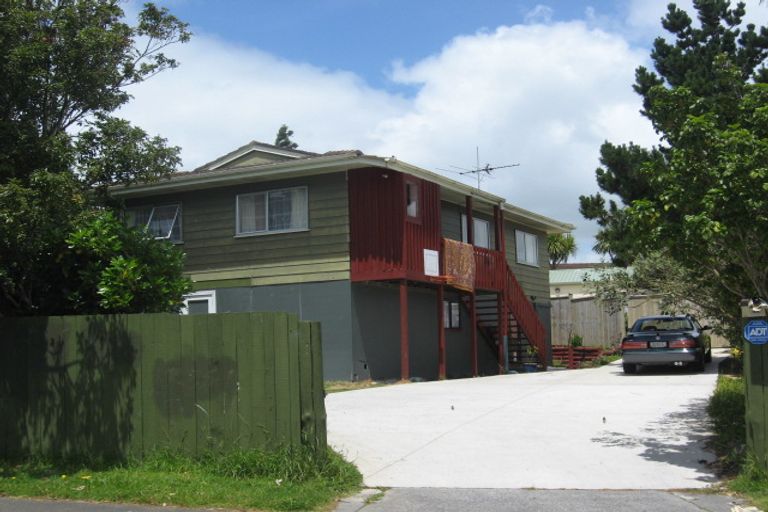 Photo of property in 4 Pureora Place, Clendon Park, Auckland, 2103