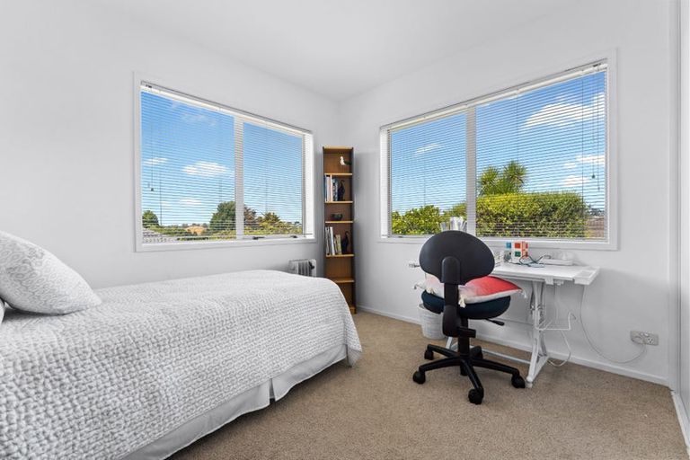 Photo of property in 10a Scarboro Terrace, Murrays Bay, Auckland, 0630