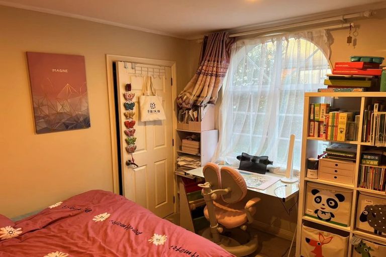 Photo of property in 30 Taupiko Place, Green Bay, Auckland, 0604