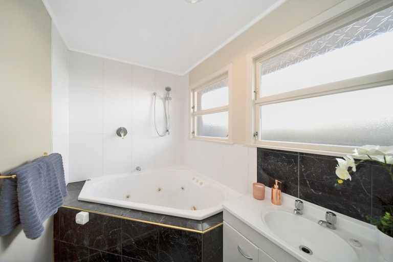 Photo of property in 72 Pioneer Road, Moturoa, New Plymouth, 4310