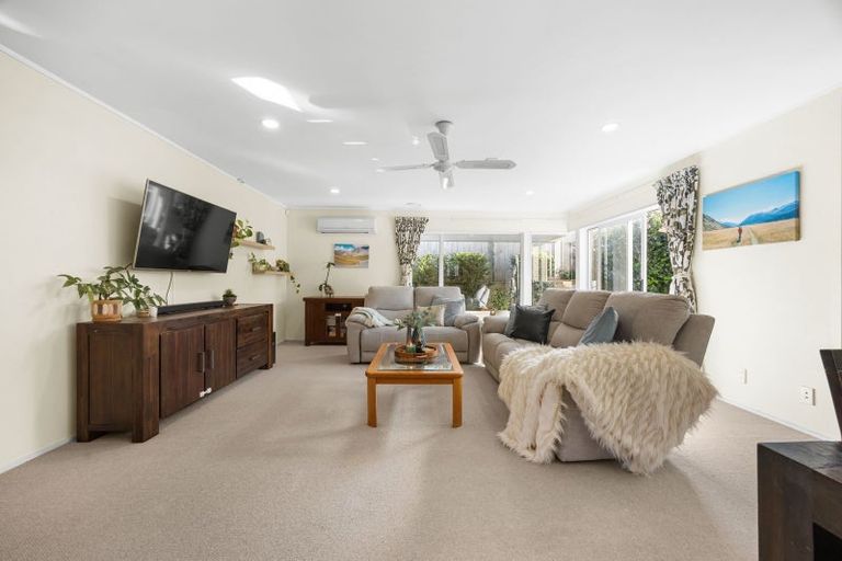 Photo of property in 2/12 Pat O'connor Place, Manurewa, Auckland, 2105