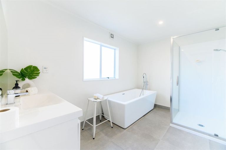 Photo of property in 1 Marguerita Place, West Harbour, Auckland, 0618